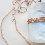 Kette aus 'cut beads' in Gold, Peach und Silber – Bild 5