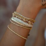 Feines Armband mit facettierten Glas-Rocailles Perlen