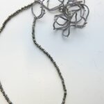 Gehäkelte Kette mit vintage Glasperlen bronze und pewter – Bild 4